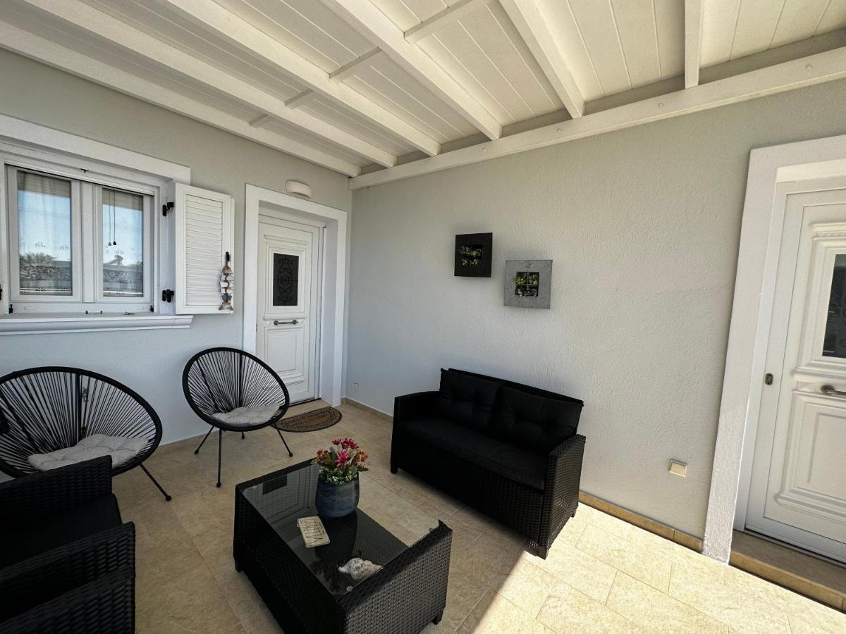 Veldi Art - Kamari Beach Apartment Fira  Ngoại thất bức ảnh