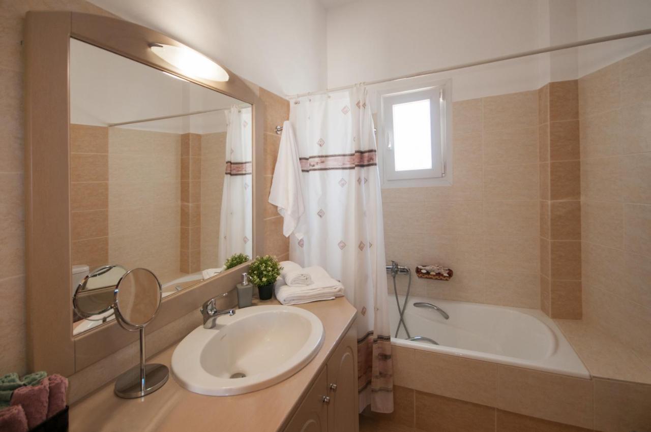 Veldi Art - Kamari Beach Apartment Fira  Ngoại thất bức ảnh